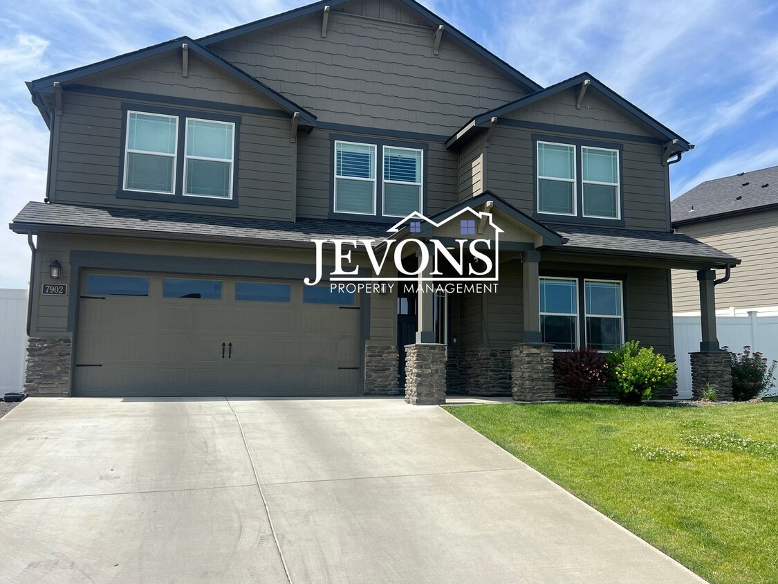 Primary Photo - Spacious and stylish 5-bedroom home with a...
