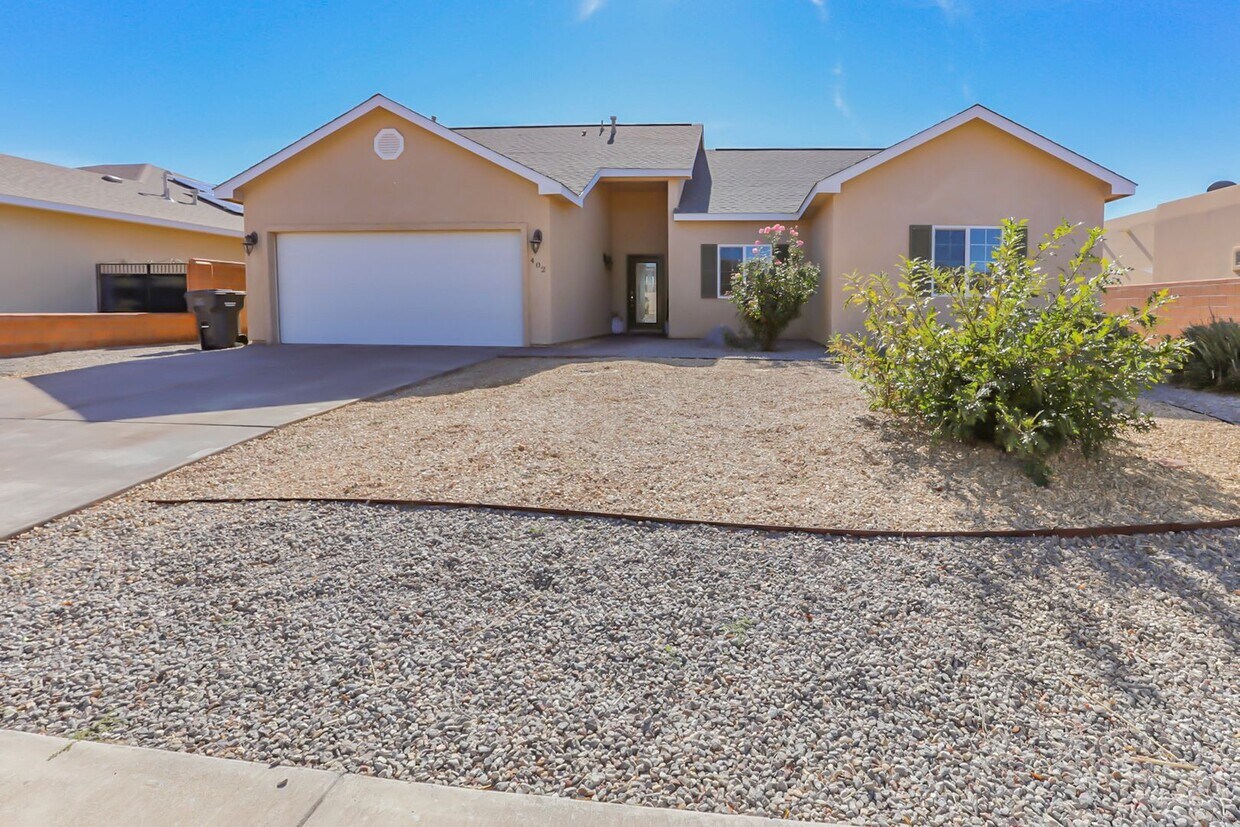Foto principal - Pet Friendly 4 Bed 2 Bath Home!