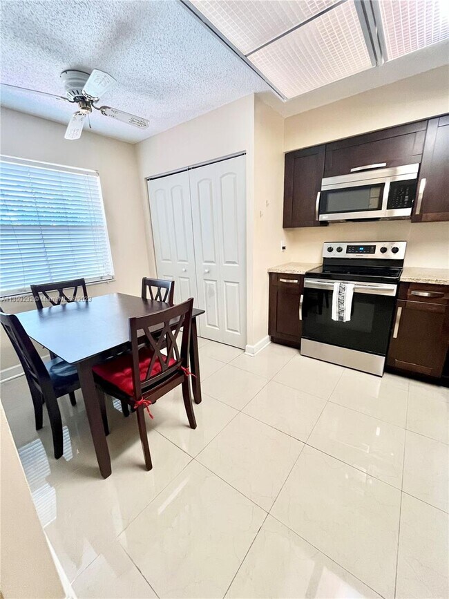 Foto del edificio - 7320 Lake Cir Dr