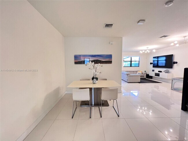 Foto del edificio - 8009 NW 105th Ct