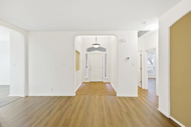 Building Photo - Modern Sophistication in Sought-After Helotes