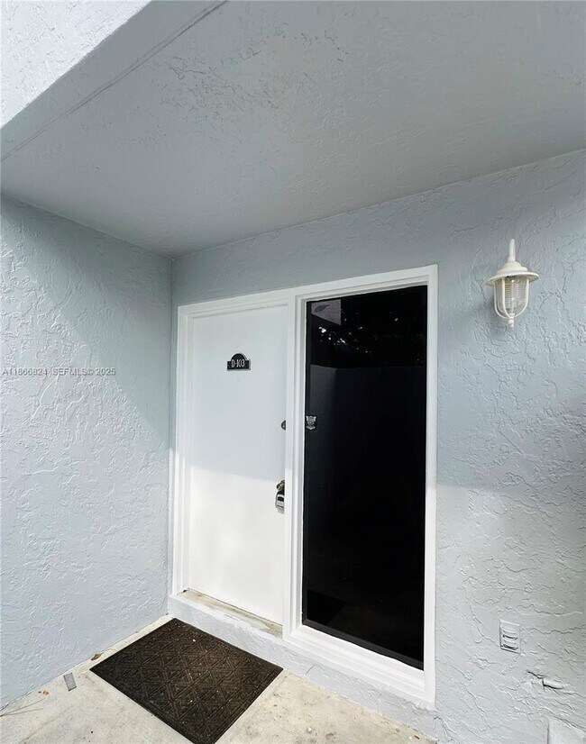 Foto del edificio - 33 Deer Creek Rd