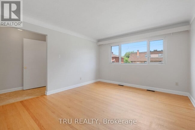 Building Photo - 1006 Riddell Ave S