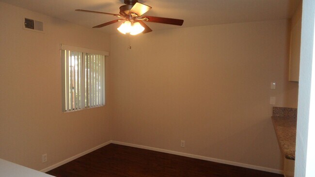 Foto del edificio - Single Story 4 BR 2 BA 2 Car Garage 4 Mile...