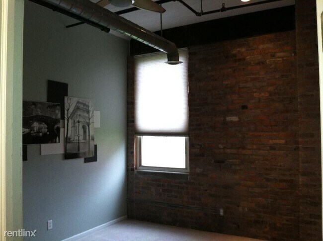 Building Photo - 100 S Huron St