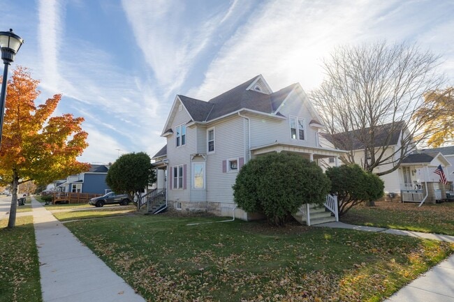 Building Photo - 355 Doty St