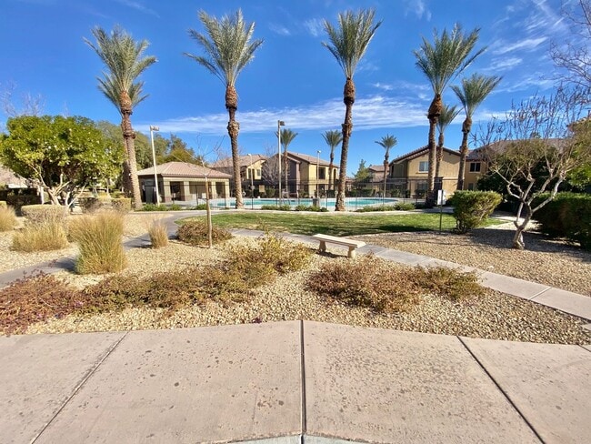 Building Photo - GORGEOUS 3 BEDROOM / 2 FULL BATH CONDO UNI...