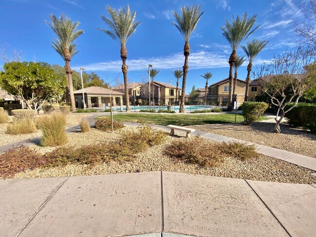 Foto del edificio - GORGEOUS 3 BEDROOM / 2 FULL BATH CONDO UNIT IN A GATED COMMUNITY WITH ATTACHED 2 CAR GARAGE!