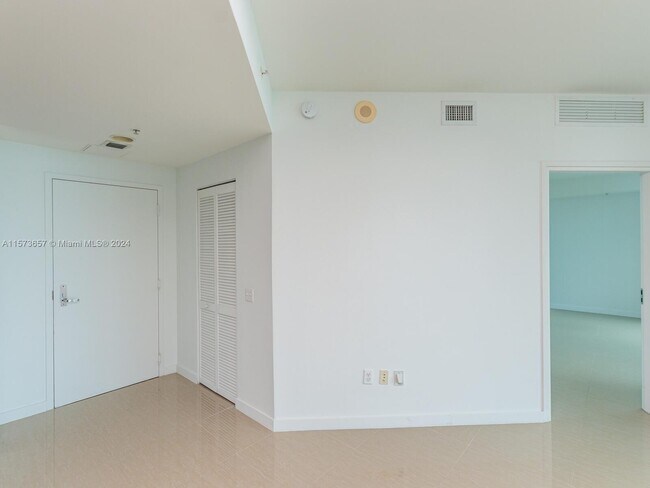 Building Photo - 300 S Biscayne Blvd