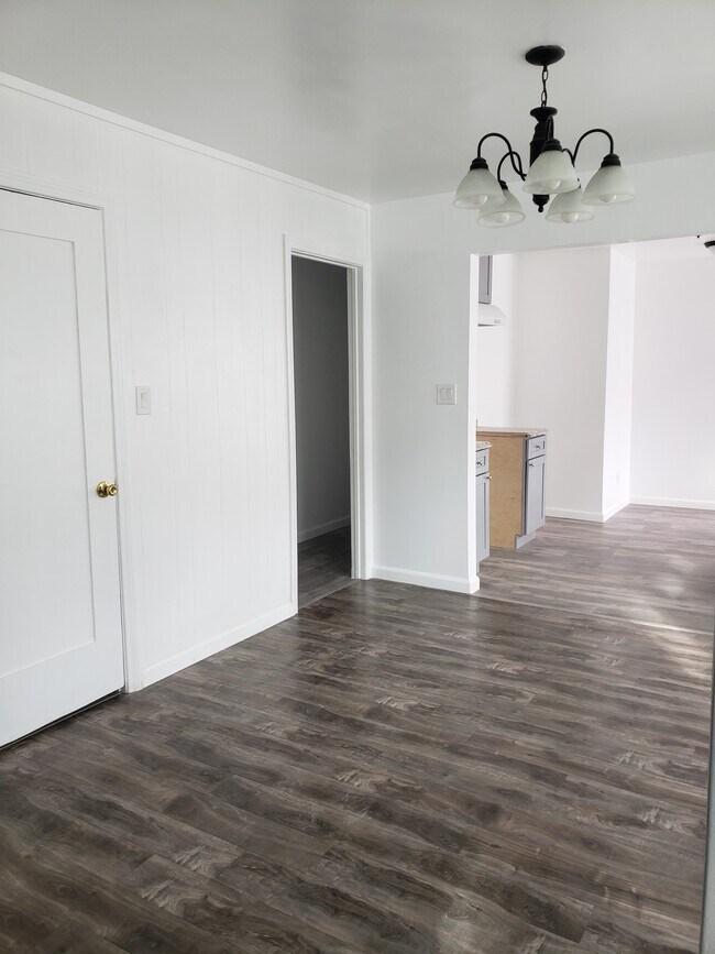 Dining Room - 5526 S Van Ness Ave
