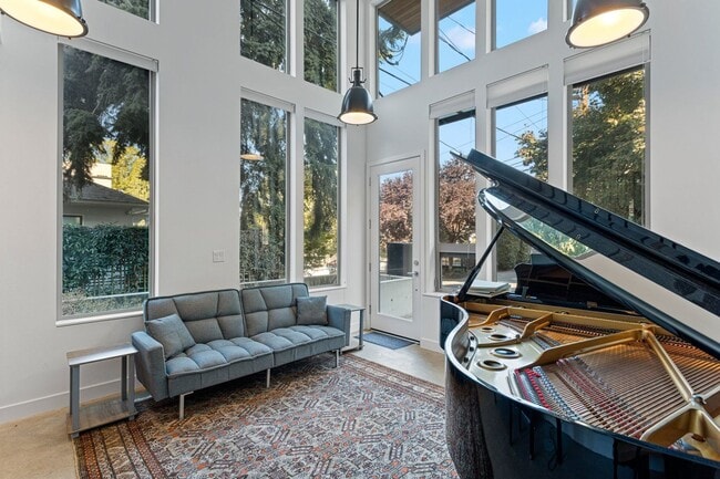 Building Photo - Coveted Queen Anne Hill Location - Live/Wo...
