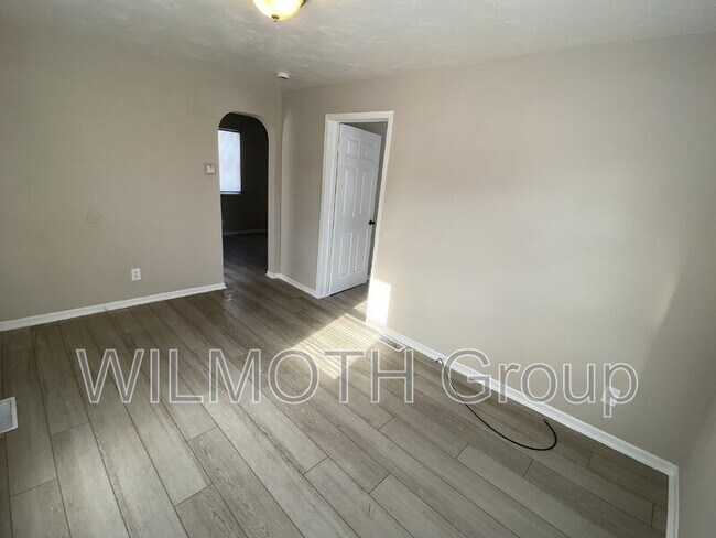 Building Photo - 706 W 23rd St