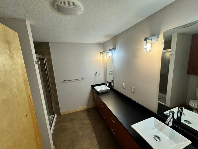 Foto del edificio - Stunning Modern Urban Loft – Spacious, Stylish, and Conveniently Located