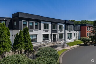 Building Photo - Oasis