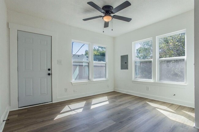 Foto del edificio - 2215 N Elmendorf St