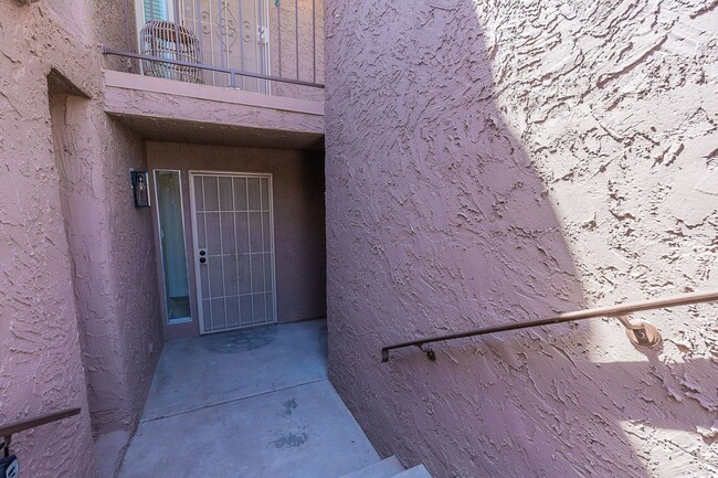 Building Photo - Live in luxury in this Scottsdale condo!