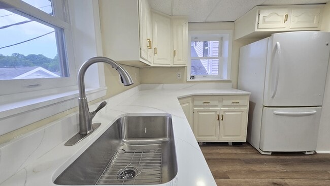 Building Photo - 706 Lechauwecki Ave