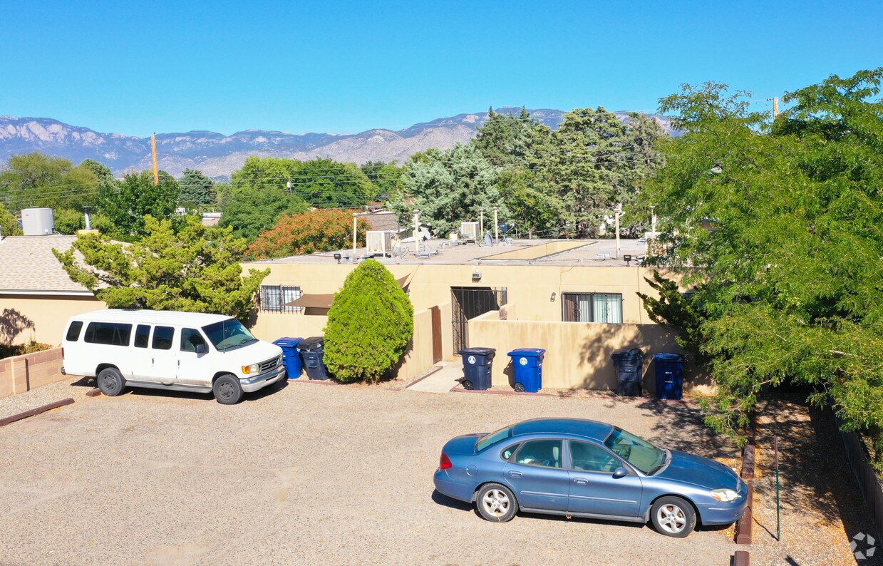 Primary Photo - 916 Alcazar St NE