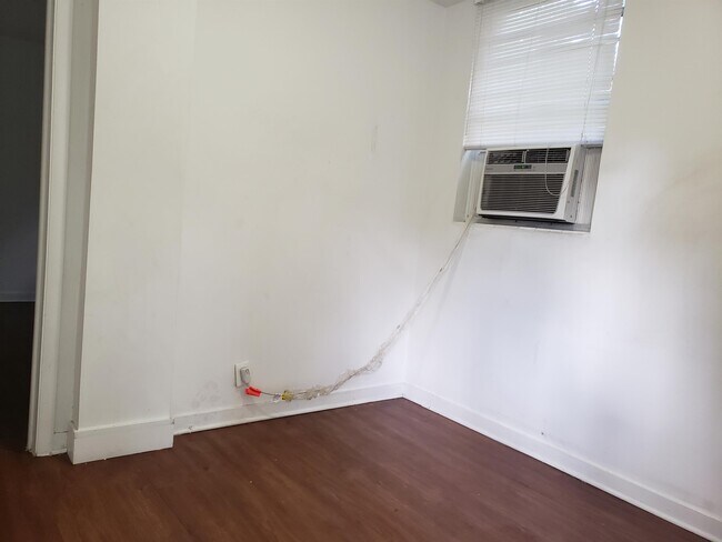 Building Photo - 1359 W 31st St