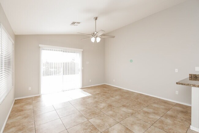 Foto del edificio - 9251 E Carmel Ave