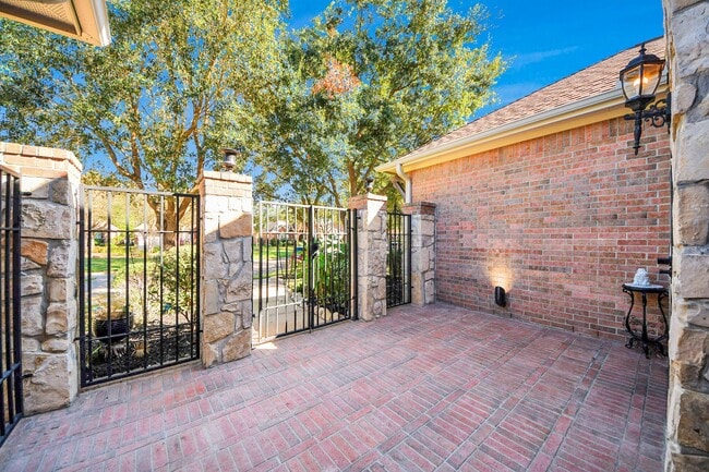 Foto del edificio - 7211 Spring Meadow Ln