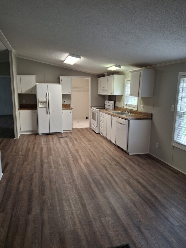 Building Photo - 4 Bedroom 2 Bath House