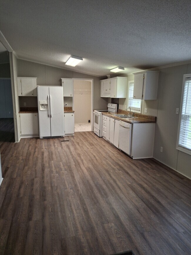 Foto del edificio - 4 Bedroom 2 Bath House