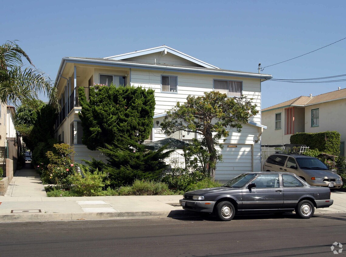 Primary Photo - 704 W 40th St