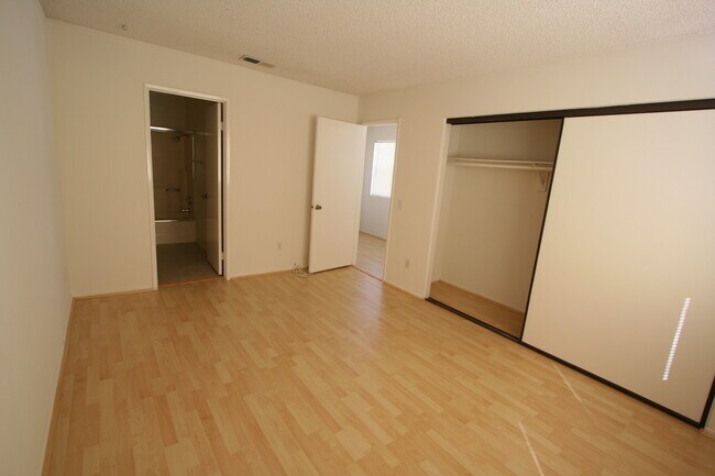 Foto del edificio - 1024 Bennett Ave