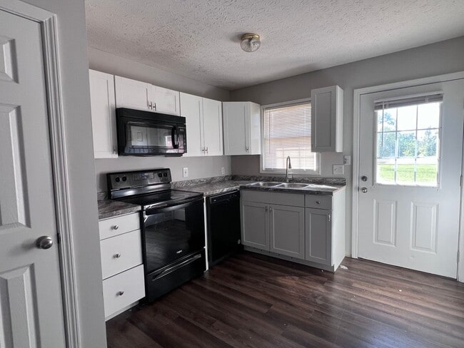 Building Photo - A-B 2905 Raintree Drive