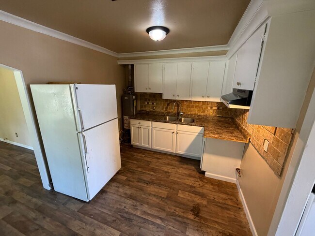 Building Photo - Huge 4 Bedroom Home