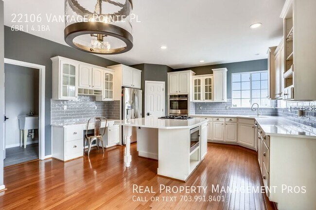 Building Photo - Coming Soon-Beautifully Updated 6 Bedroom ...