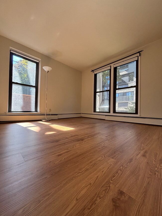 Building Photo - 10 Juniper St