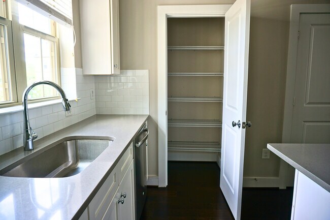 Building Photo - 1309 S Quinn St