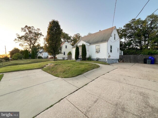 Building Photo - 2515 Randolph Rd