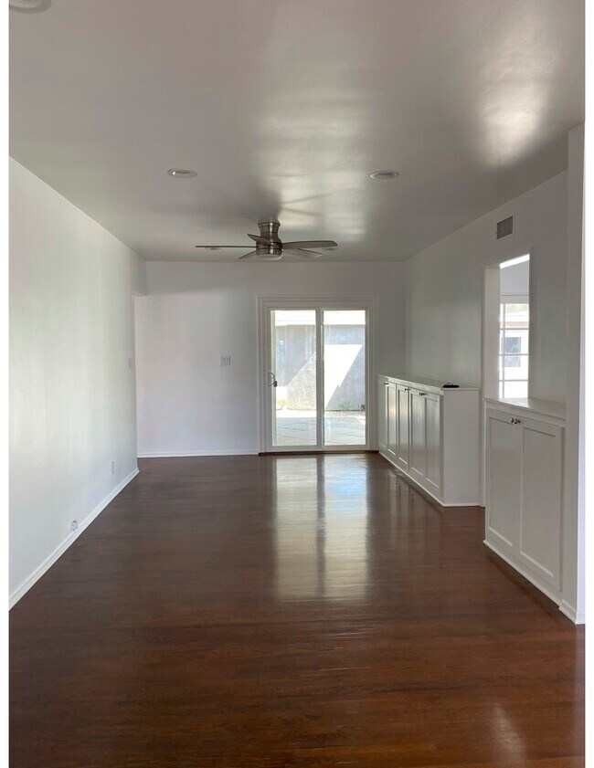 Building Photo - 2926 S Bentley Ave