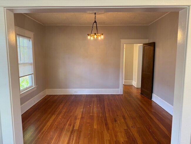 Comedor - 2796 Lydia St