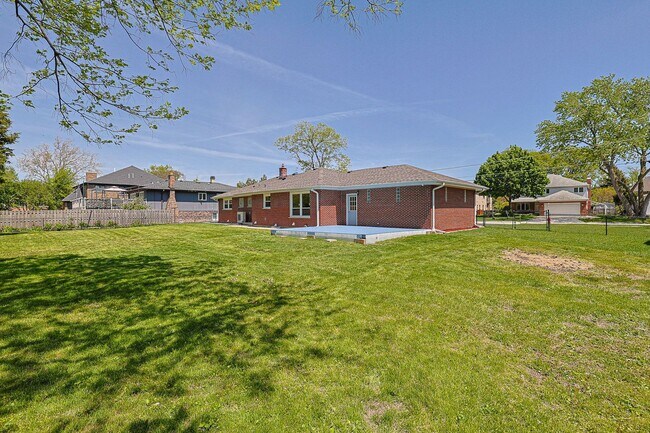 Foto del edificio - 2232 Sprucewood Ave