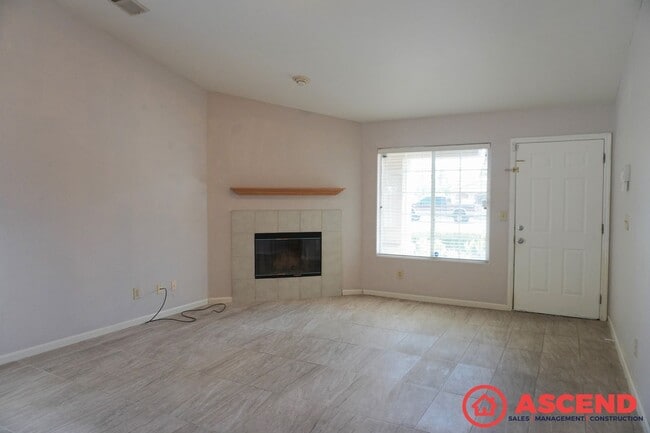 Building Photo - Spacious Home in Wasco!