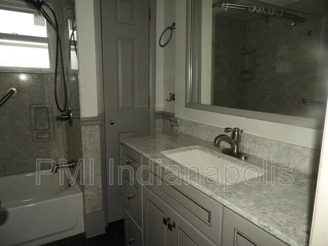 Foto del edificio - 1214 S Washington St
