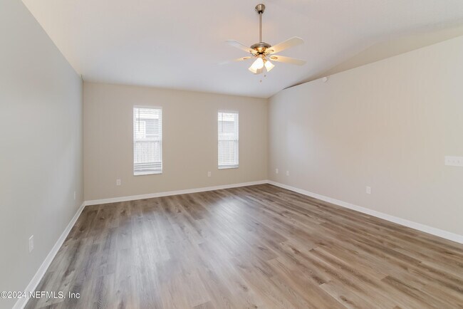 Foto del edificio - 1160 N St Johns St