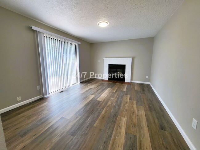 Building Photo - Winter discount! $200 rent credit!!  Beaut...