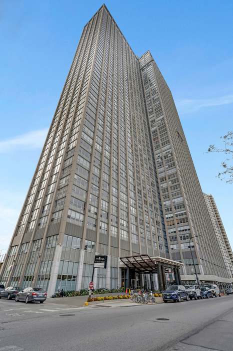 Foto principal - 655 W Irving Park Rd