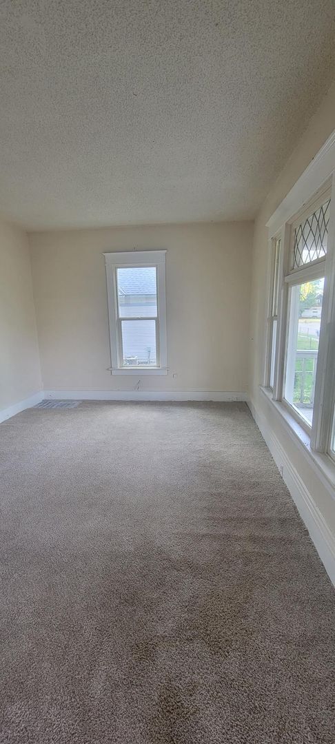 Building Photo - Large Single Family Home - Many Updates
