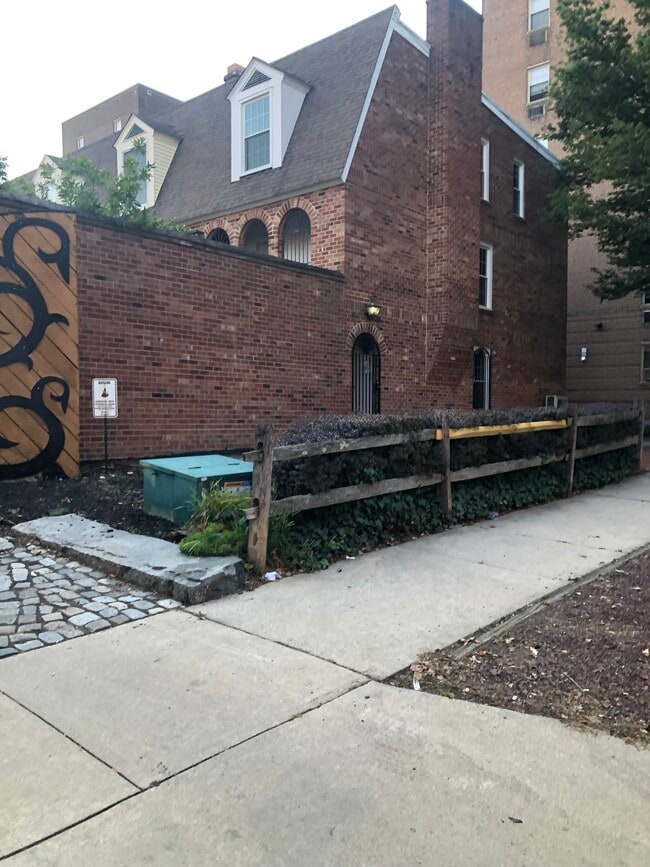 Side entrance, space for 3 cars parked offstreet - 1329 Richards Aly