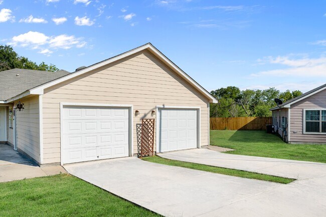 Building Photo - 13002 O'Connor Cove