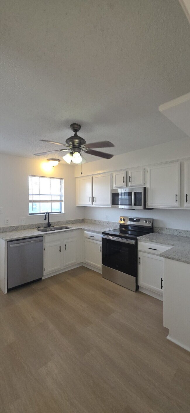 Foto del edificio - Beautifully remodeled first-floor condo with fence yard & carport!