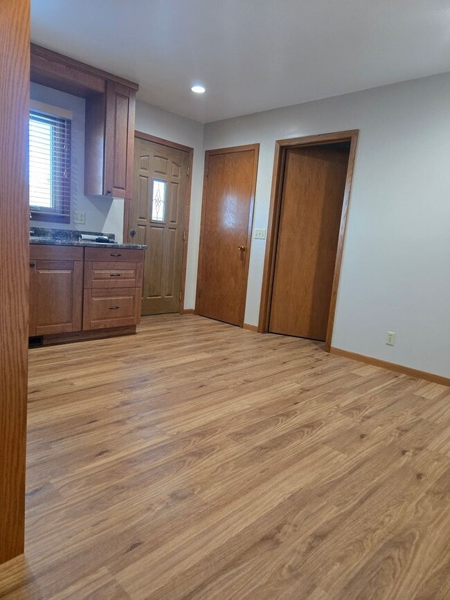 Building Photo - 922 E 12th Ave