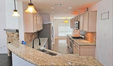 Building Photo - 1805 Oak Hollow Dr W