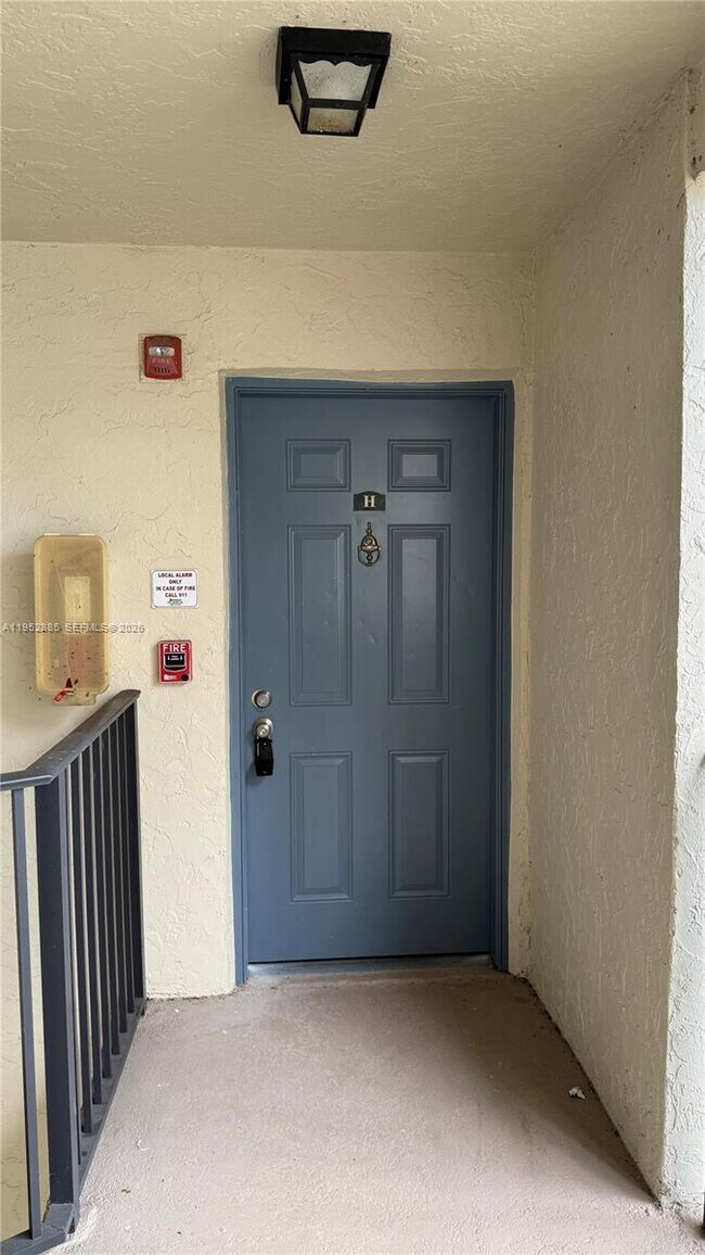 Building Photo - 1453 Lake Crystal Dr